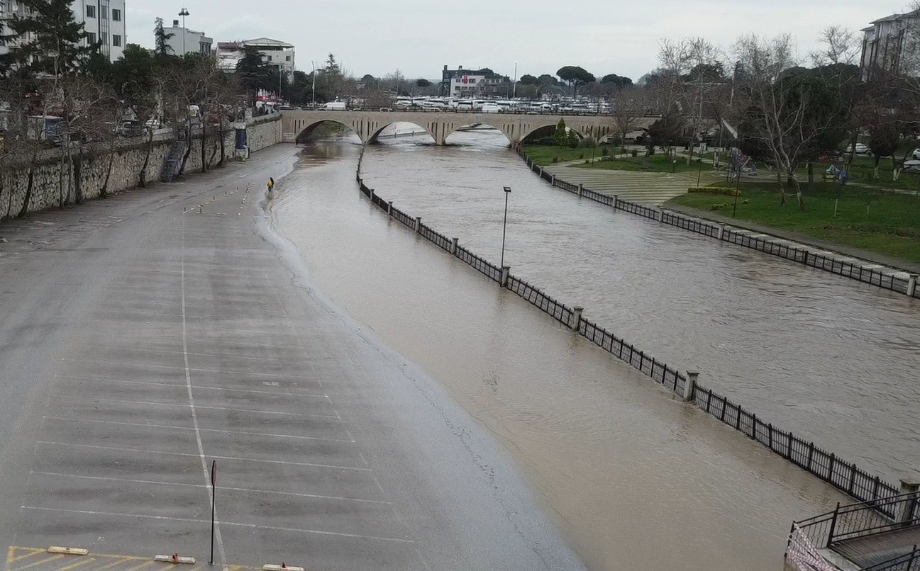 Biga’da yağış nedeniyle taşan Kocabaş Çayı dron ile görüntülendi
