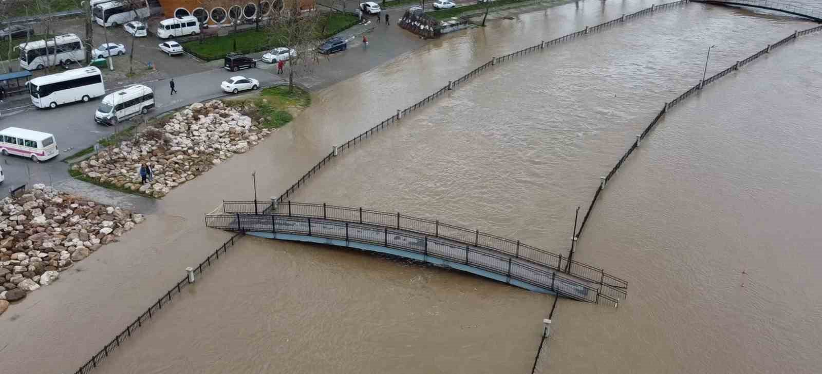 Biga’da yağış nedeniyle taşan Kocabaş Çayı dron ile görüntülendi
