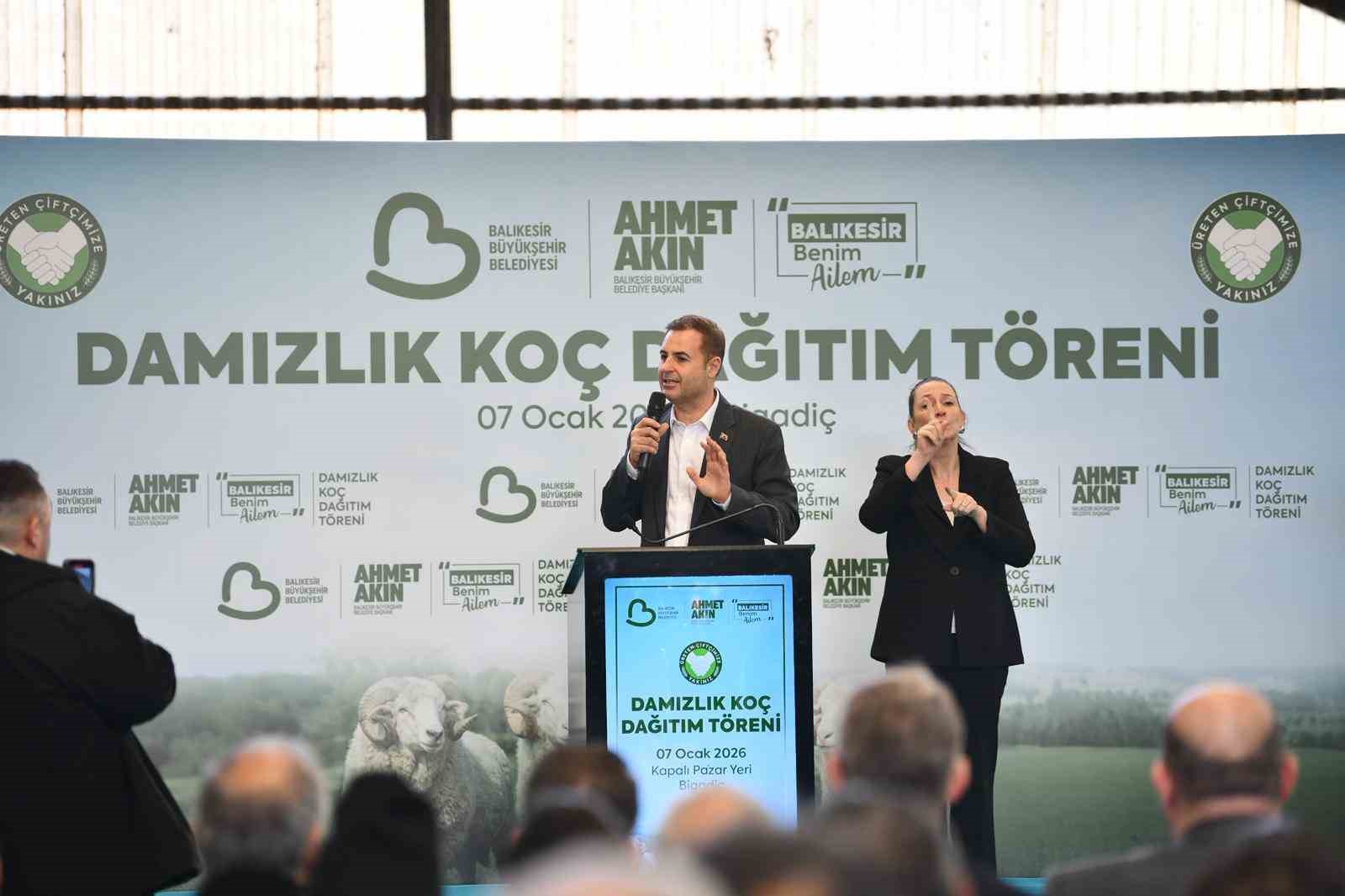 Bigadiçli üreticinin yüzünü Başkan Akın güldürdü
