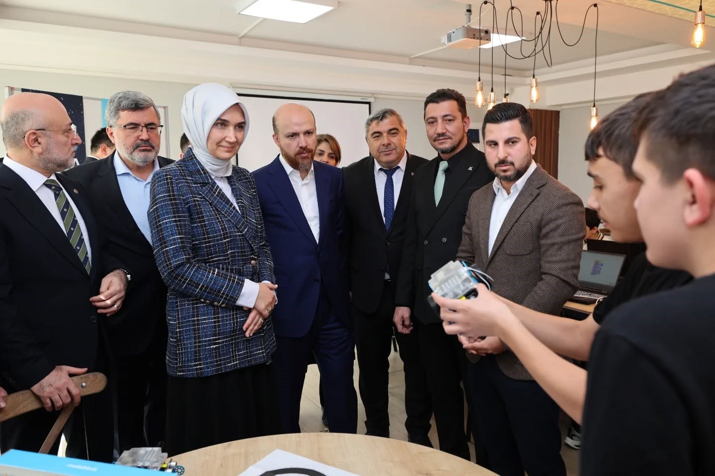 Bilal Erdoğan: "Siyasetçiler siyaseti için koşturacaklar, biz de sivil toplumda sivil toplum için koşturacağız ve buna devam edeceğiz"
Bilal Erdoğan: "Siyasetçiler siyaseti için koşturacaklar, biz de sivil toplumda sivil toplum için koşturacağız ve buna devam edeceğiz"