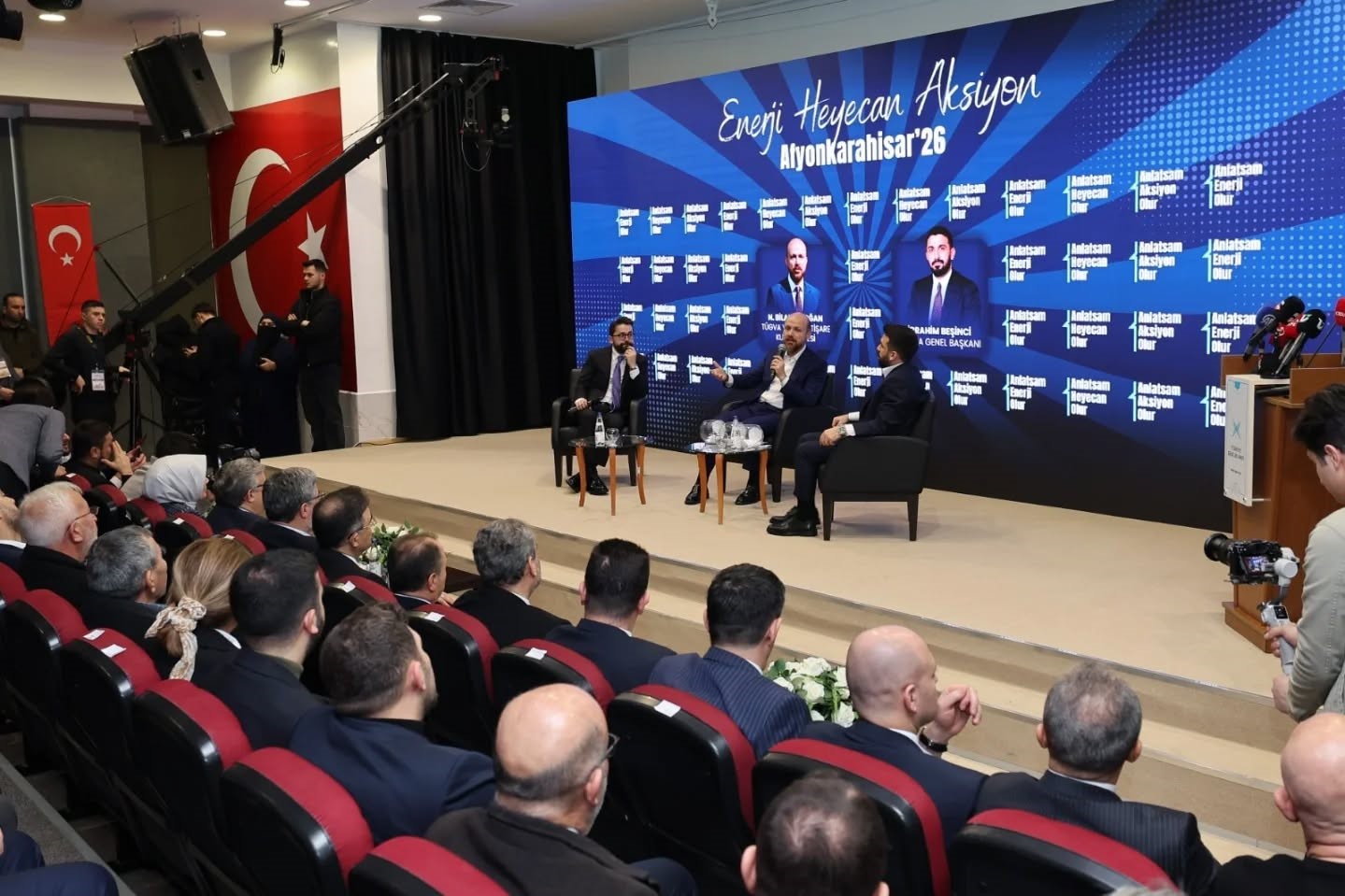 Bilal Erdoğan: "Siyasetçiler siyaseti için koşturacaklar, biz de sivil toplumda sivil toplum için koşturacağız ve buna devam edeceğiz"
Bilal Erdoğan: "Siyasetçiler siyaseti için koşturacaklar, biz de sivil toplumda sivil toplum için koşturacağız ve buna devam edeceğiz"