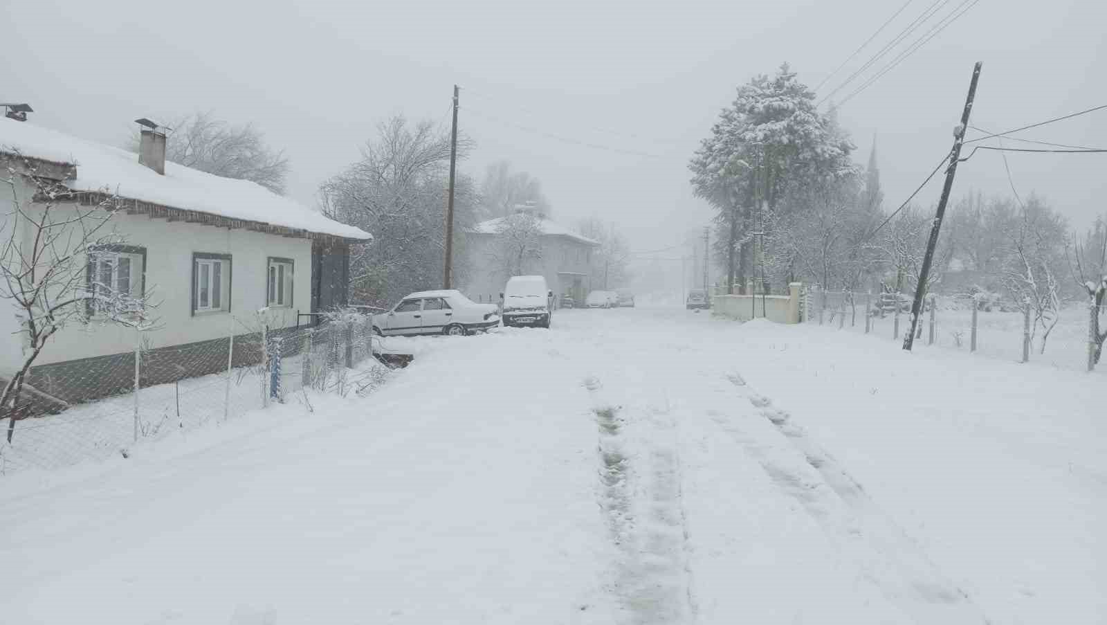 Bilecik bayram sabahına beyaz örtüyle uyandı
