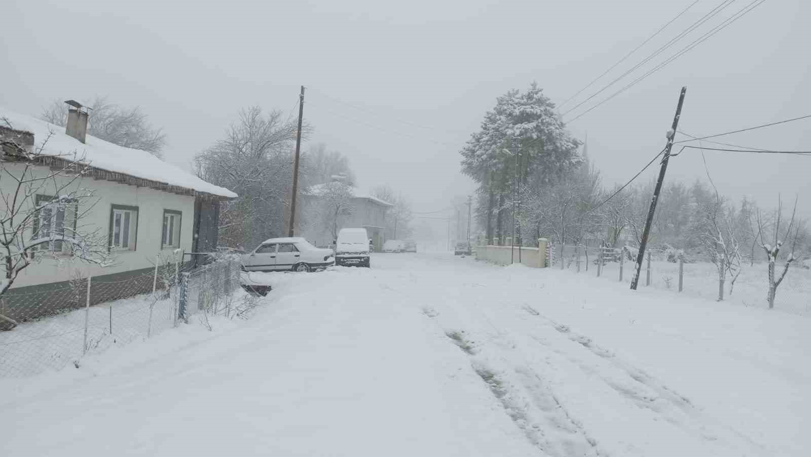 Bilecik bayram sabahına beyaz örtüyle uyandı
