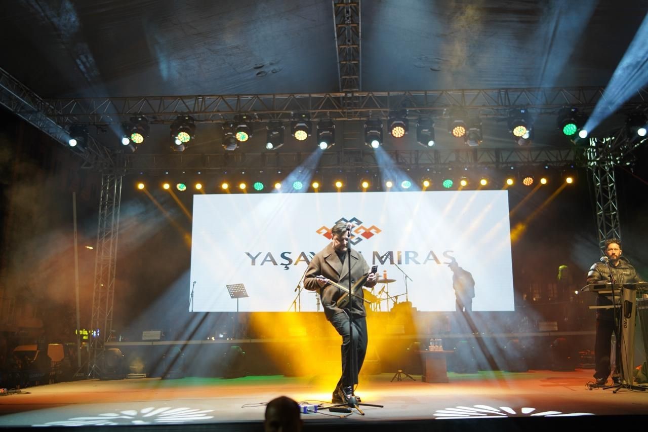 Bilecik Cumhuriyet Meydanı’nda Ekin Uzunlar konseri
Bilecik Cumhuriyet Meydanı’nda Ekin Uzunlar konseri