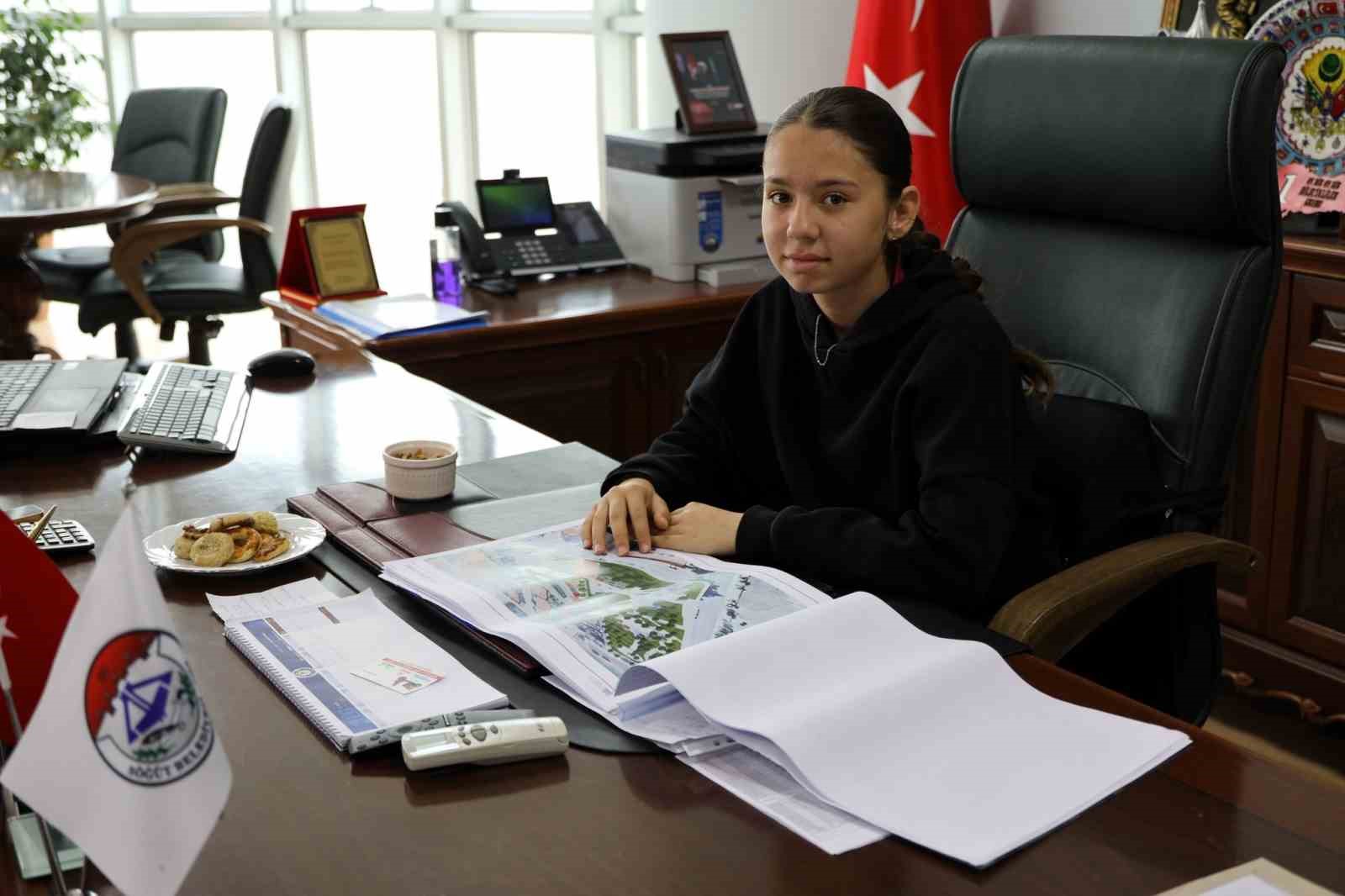 Bilecik’te 23 Nisan’da başkanlık koltuğu öğrencilere devredildi
