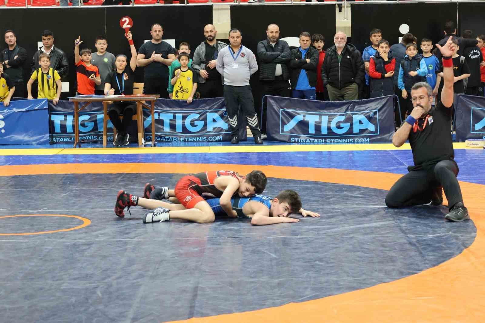 Bilecik’te 400 sporcu minderde ter döktü
