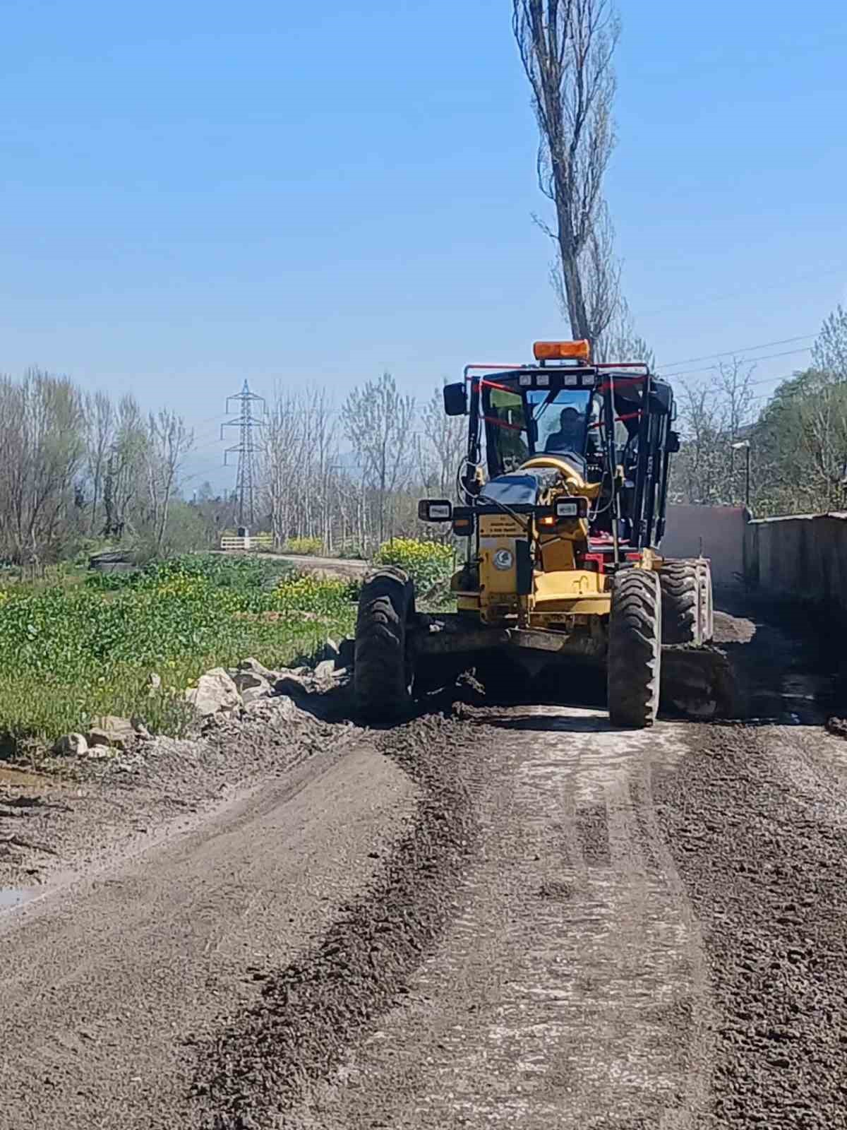 Bilecik’te arazi yollarında greyderle düzenleme çalışması
