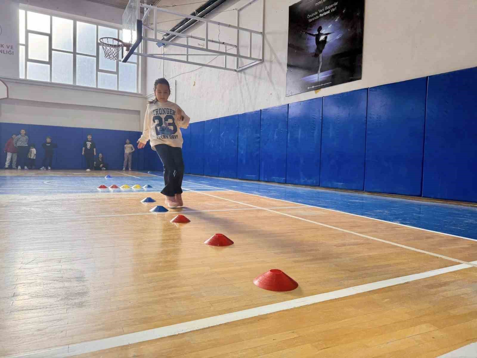 Bilecik’te badminton spor okullarında tempolu antrenmanlar
