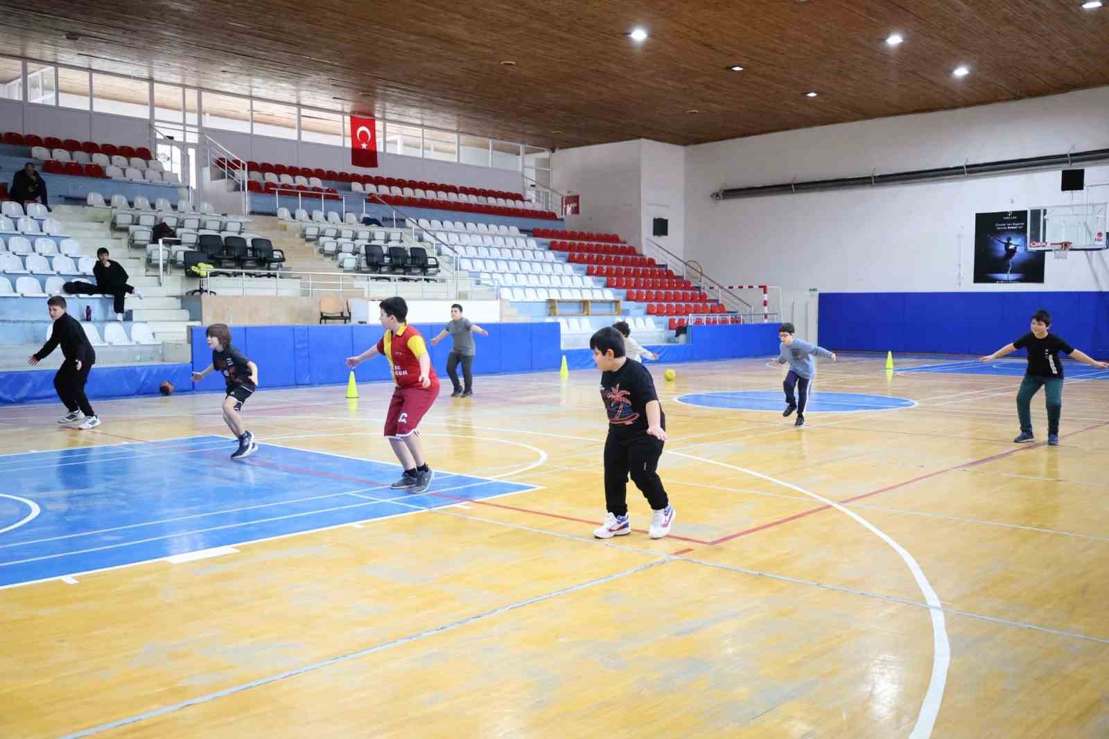 Bilecik’te basketbol spor okulları antrenmanları sürüyor
Bilecik’te basketbol spor okulları antrenmanları sürüyor