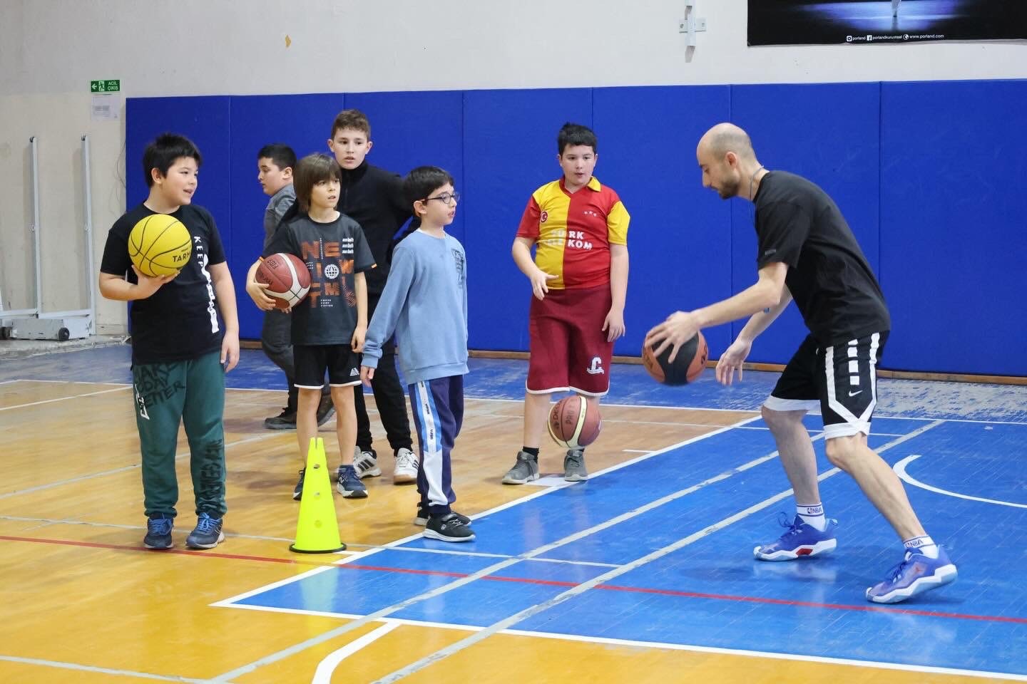 Bilecik’te basketbol spor okulları antrenmanları sürüyor
Bilecik’te basketbol spor okulları antrenmanları sürüyor