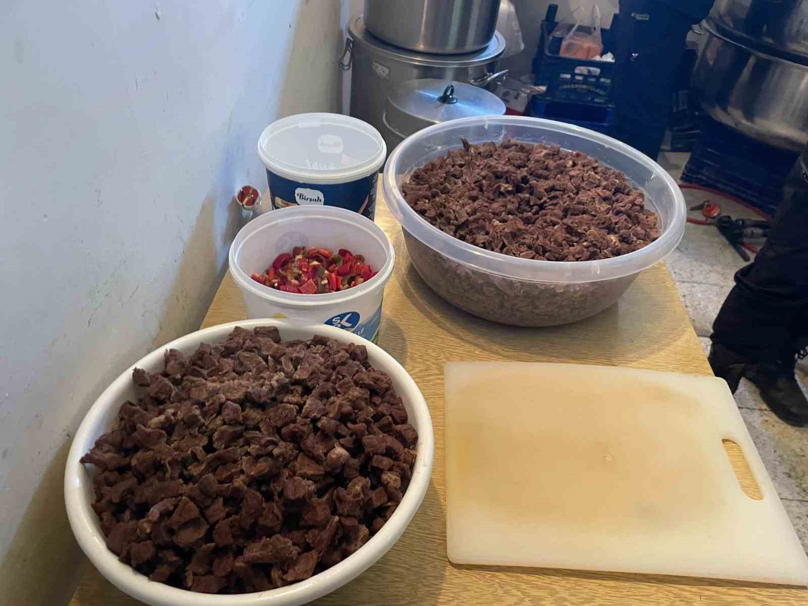 Bilecik’te bodrum katta kaçak yemek üretimine zabıta baskını
