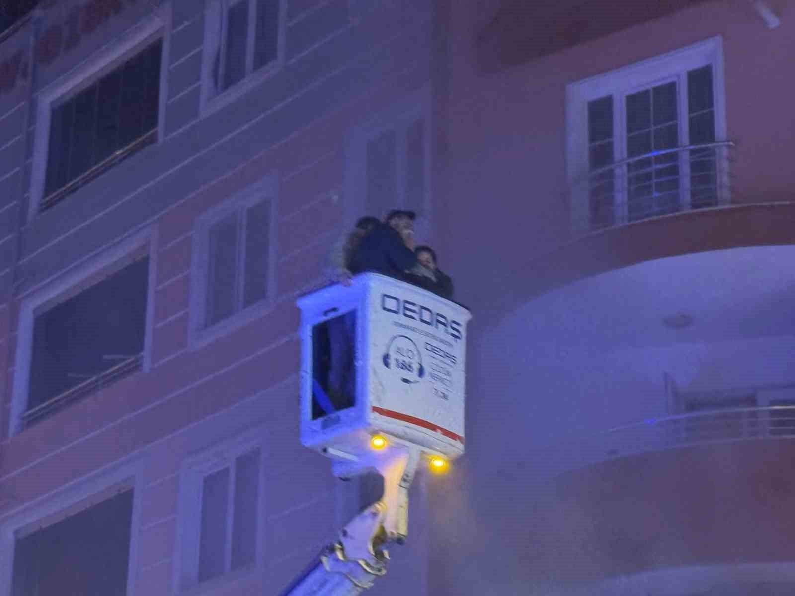 Bilecik’te çıkan yangında 5 kişi dumandan etkilendi
