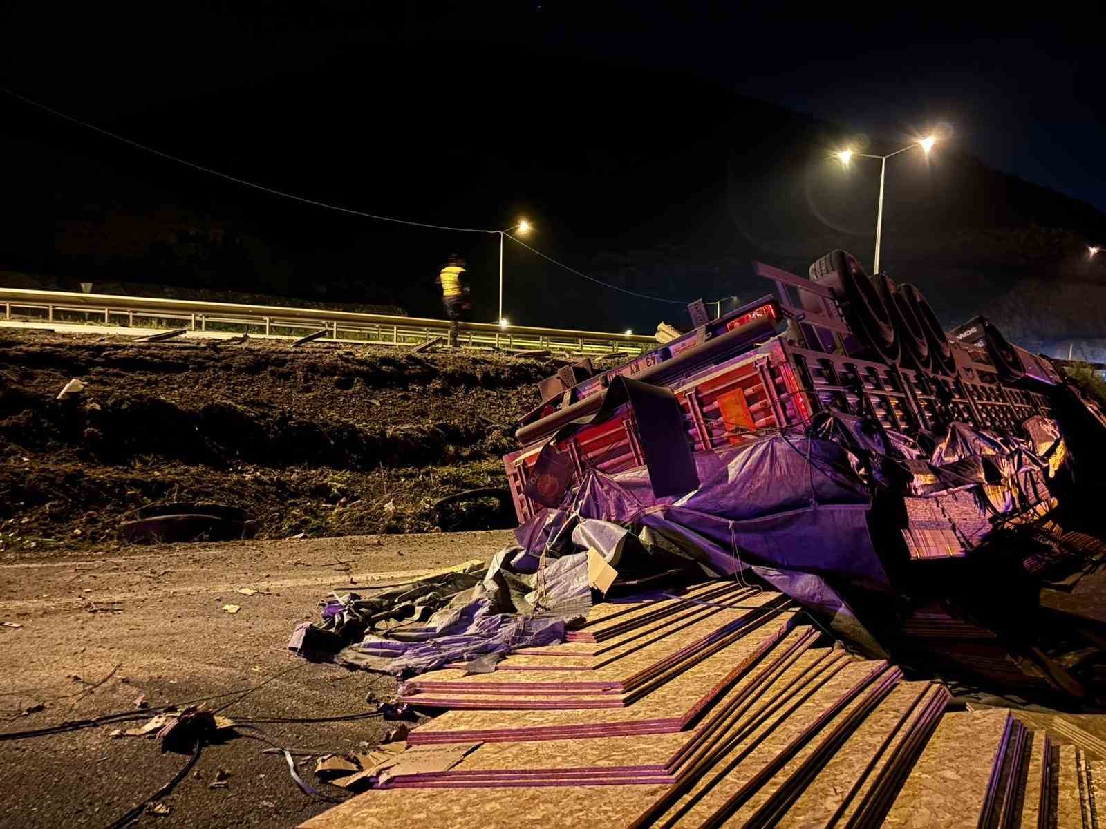 Bilecik’te devrilen tırın sürücüsü yaralandı
