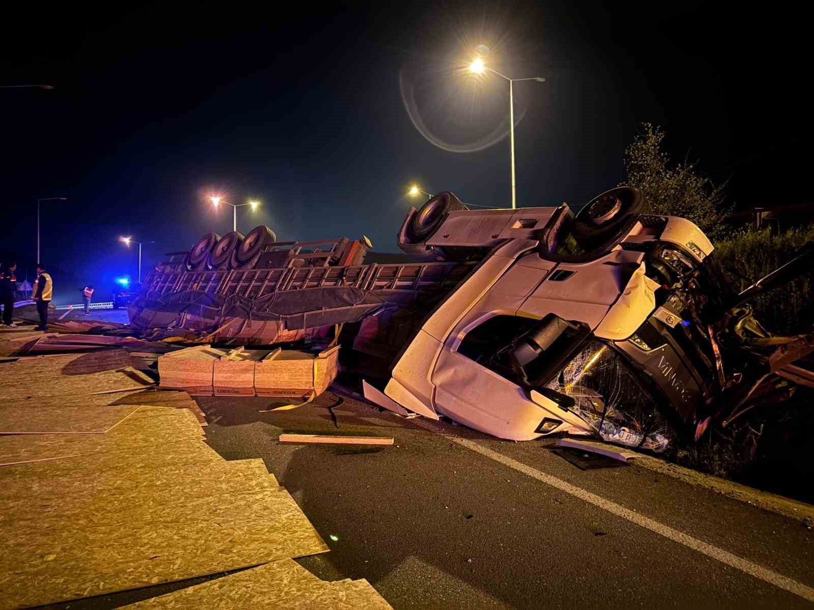 Bilecik’te devrilen tırın sürücüsü yaralandı
