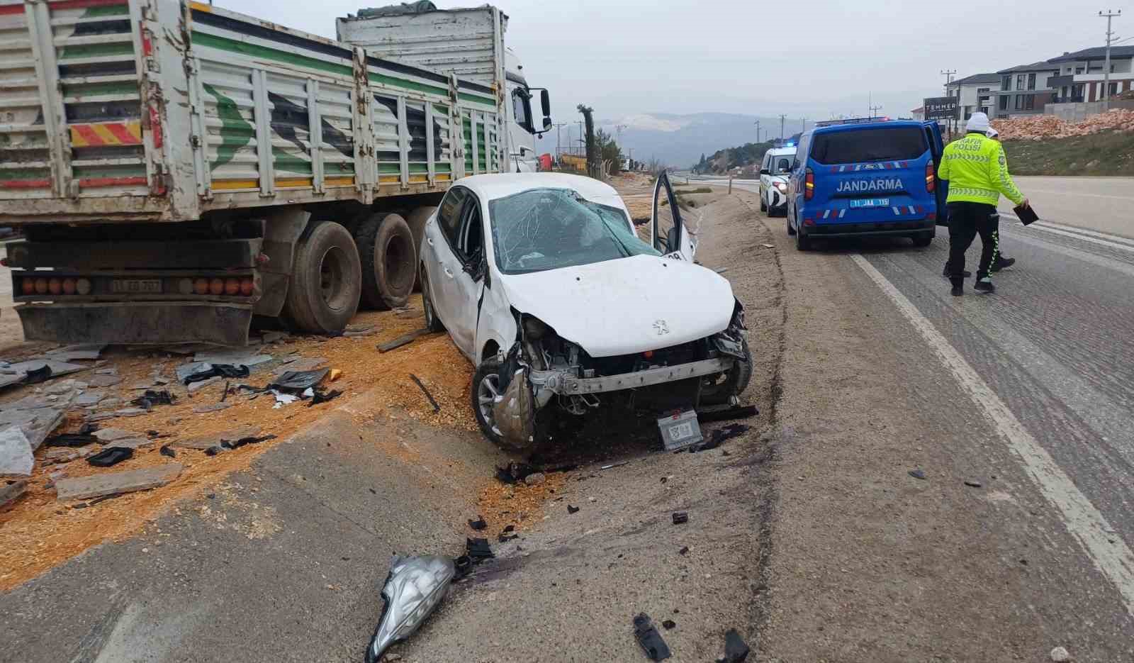 Bilecik’te direksiyon hakimiyetini kaybeden otomobil park halindeki tıra çarptı
