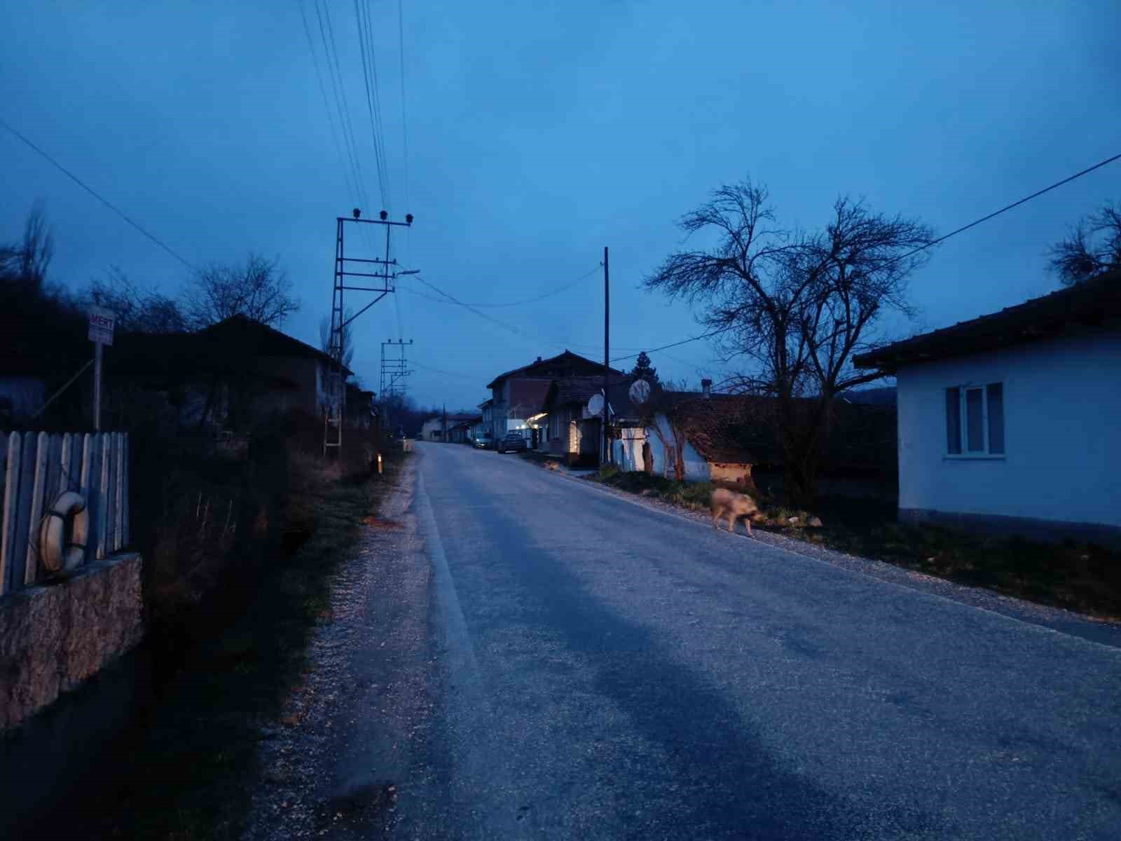 Bilecik’te elektrik kesintisi Ramazan sofralarını kararttı: Köylüler mum ışığında iftar yaptı
