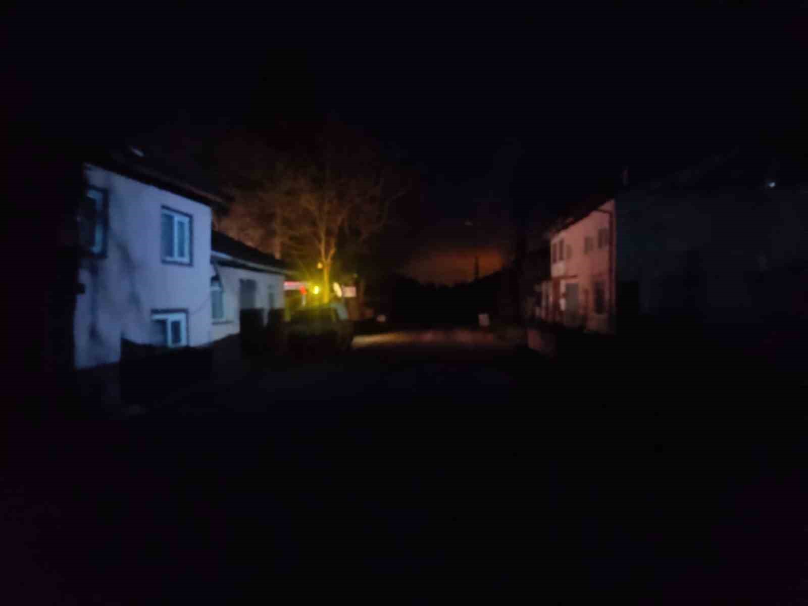 Bilecik’te elektrik kesintisi Ramazan sofralarını kararttı: Köylüler mum ışığında iftar yaptı
