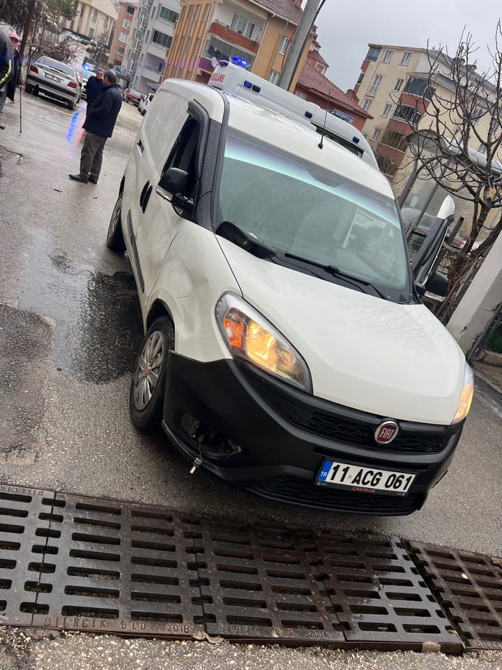 Bilecik’te hafif ticari araç ile motosiklet çarpıştı; 1 yaralı
