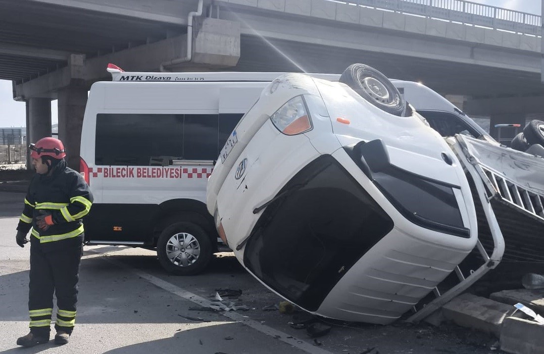 Bilecik’te halk minibüsü ile kırmızı ışık ihlali yapan kamyonet çarpıştı, 8’i hafif 9 yaralı
