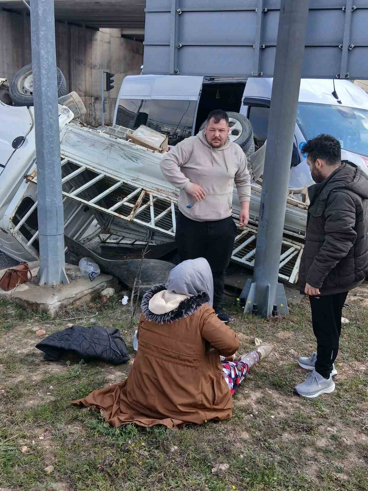 Bilecik’te halk minibüsü ile kırmızı ışık ihlali yapan kamyonet çarpıştı, 8’i hafif 9 yaralı
