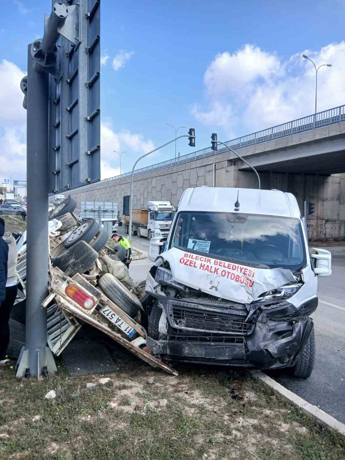 Bilecik’te halk minibüsü ile kırmızı ışık ihlali yapan kamyonet çarpıştı, 8’i hafif 9 yaralı
