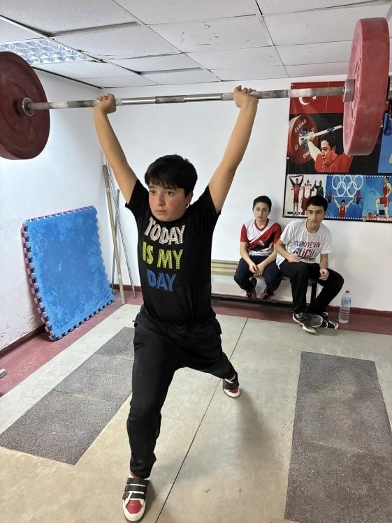 Bilecik’te halter sporcuları gücünü sınırların ötesine taşıyor
