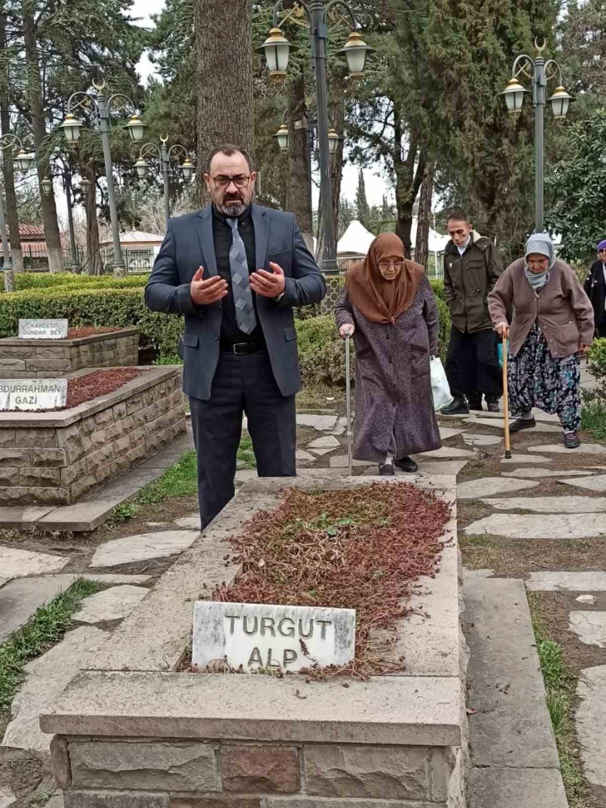 Bilecik’te huzurevi sakinlerinden türbe ziyareti

