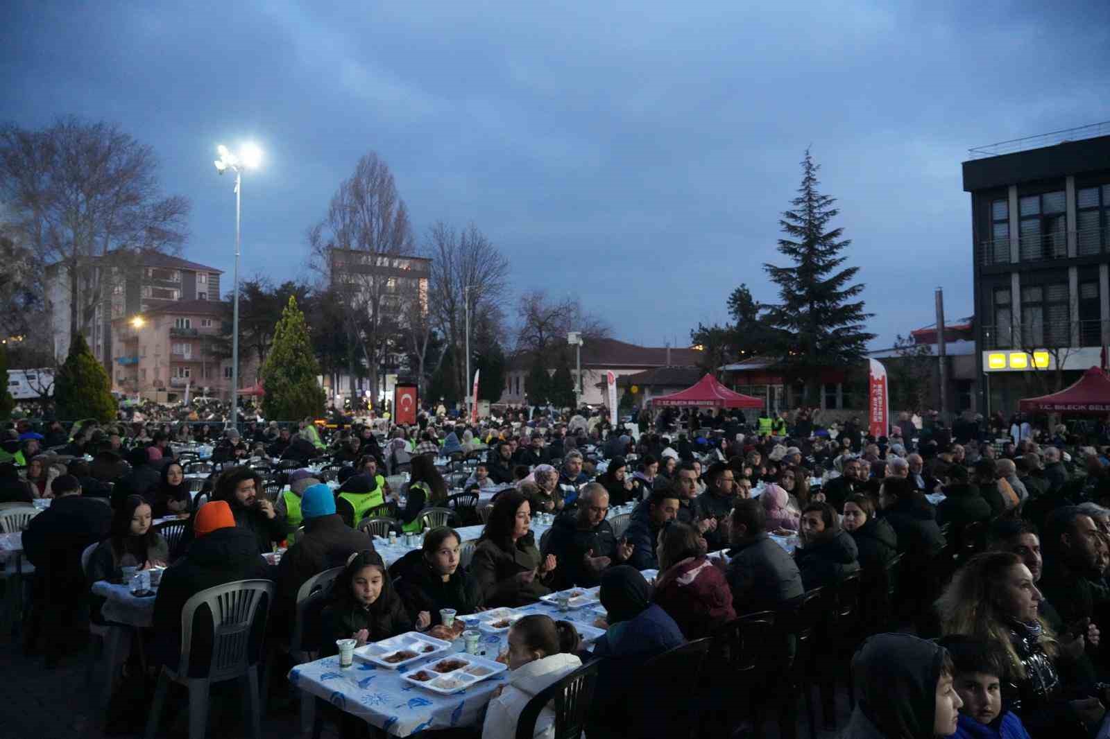 Bilecik’te iftar sevinci Cumhuriyet Meydanı’nda yaşandı

