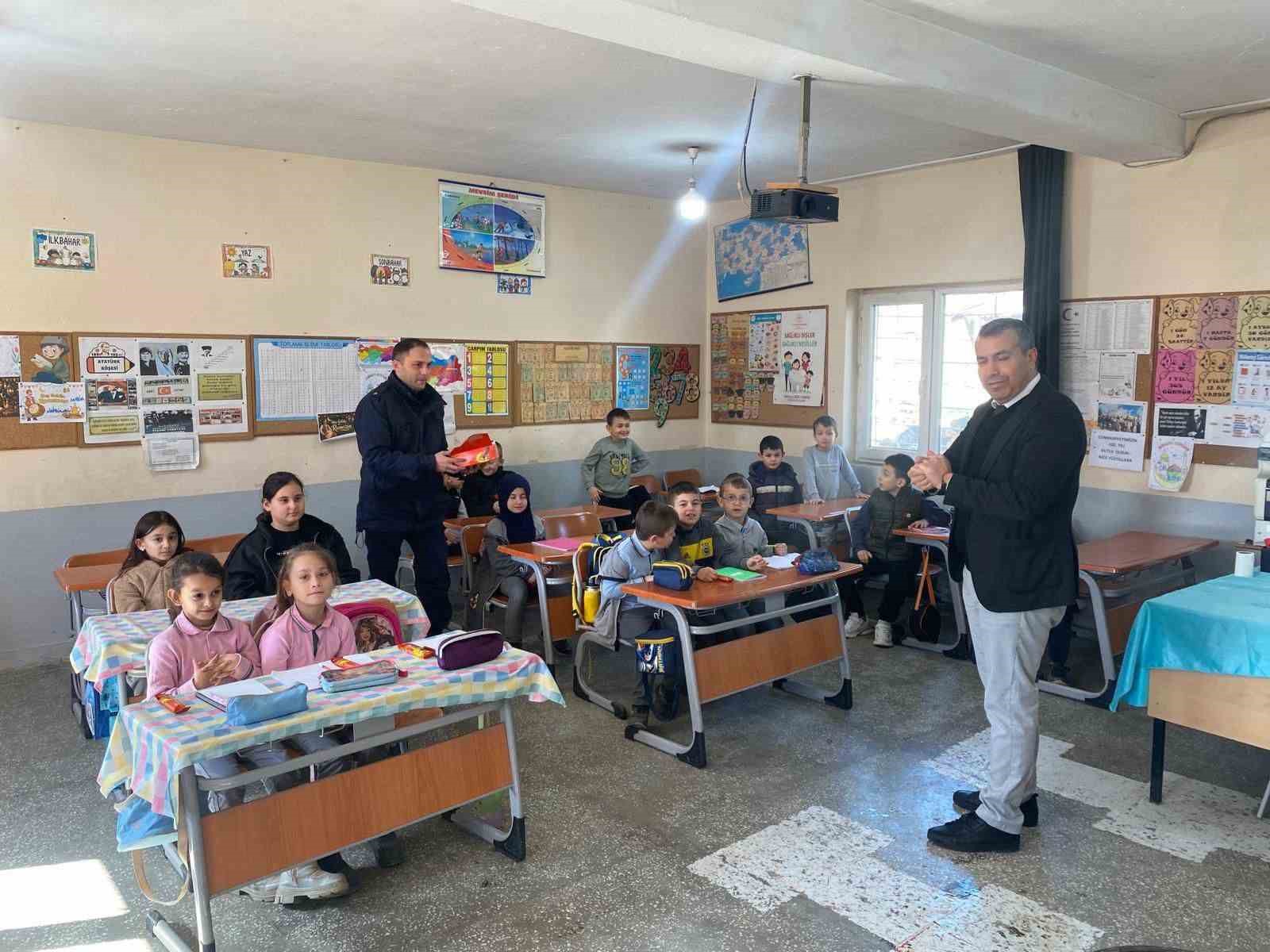 Bilecik’te jandarmadan öğrencilere spor malzemesi desteği
