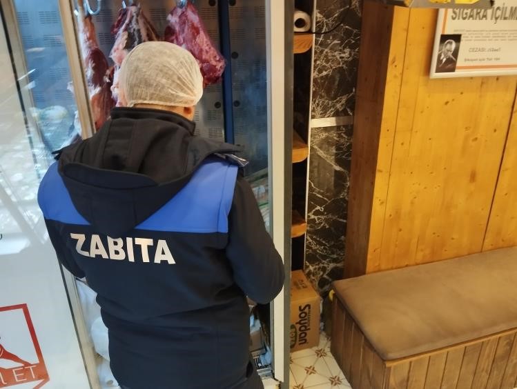 Bilecik’te kasaptaki tüketim tarihi geçmiş tavuk ve kokoreçe el kondu
