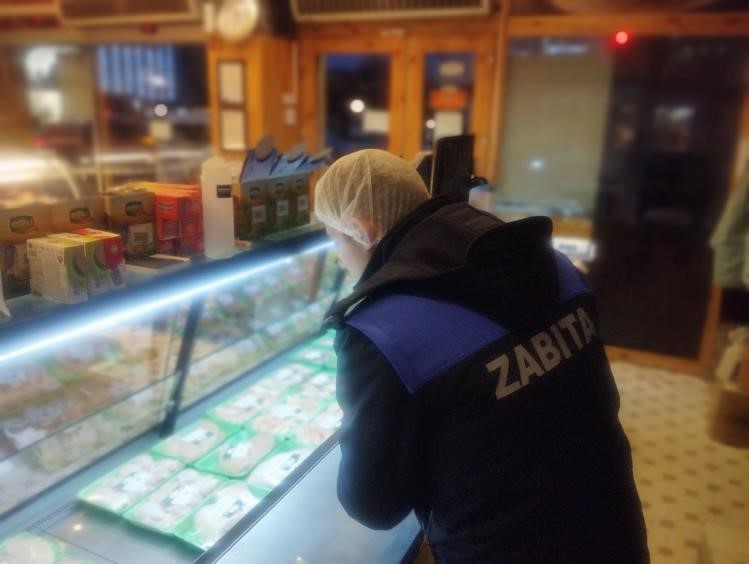 Bilecik’te kasaptaki tüketim tarihi geçmiş tavuk ve kokoreçe el kondu
