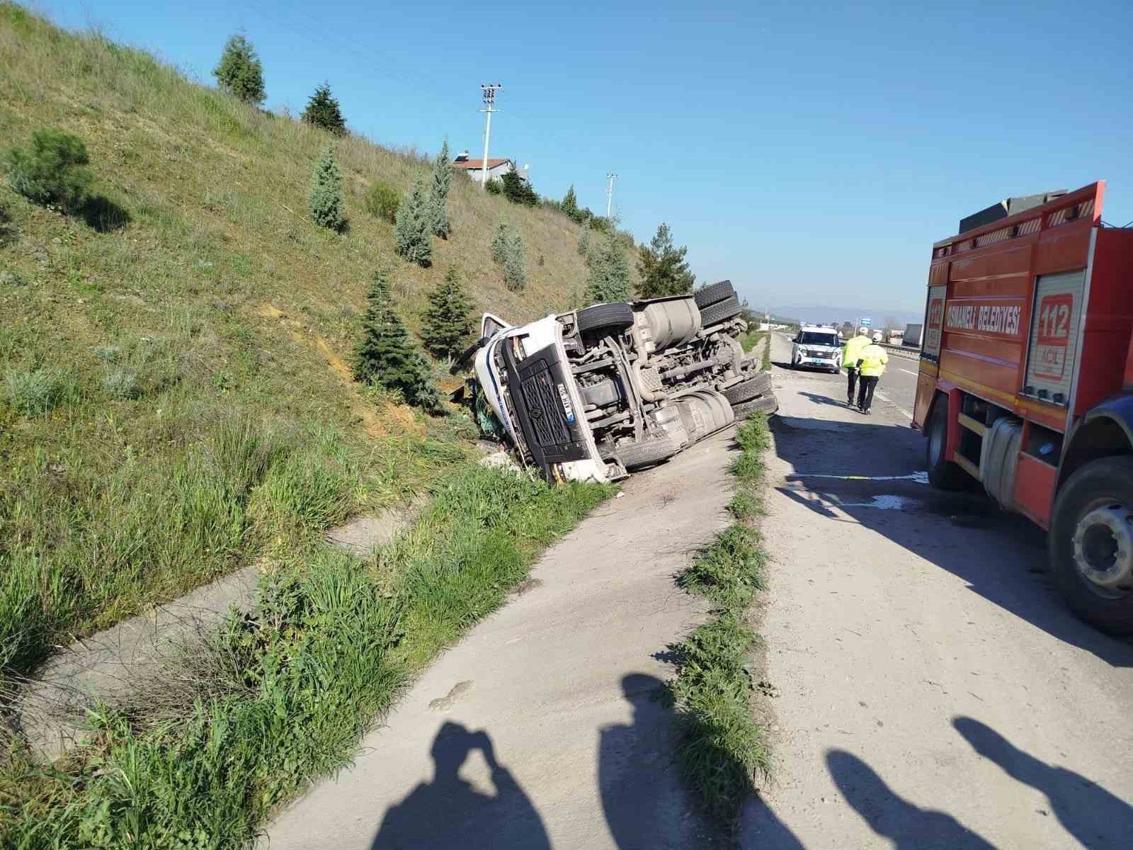 Bilecik’te kontrolden çıkan tır devrildi; sürücüsü yaralandı
