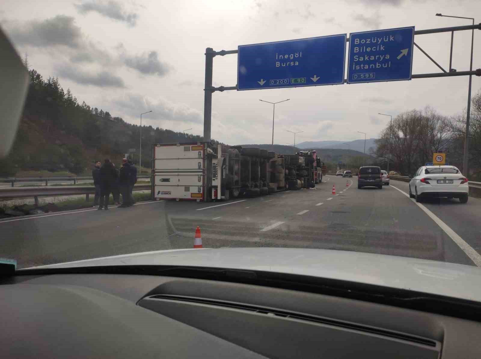 Bilecik’te kontrolden çıkan tır devrildi
