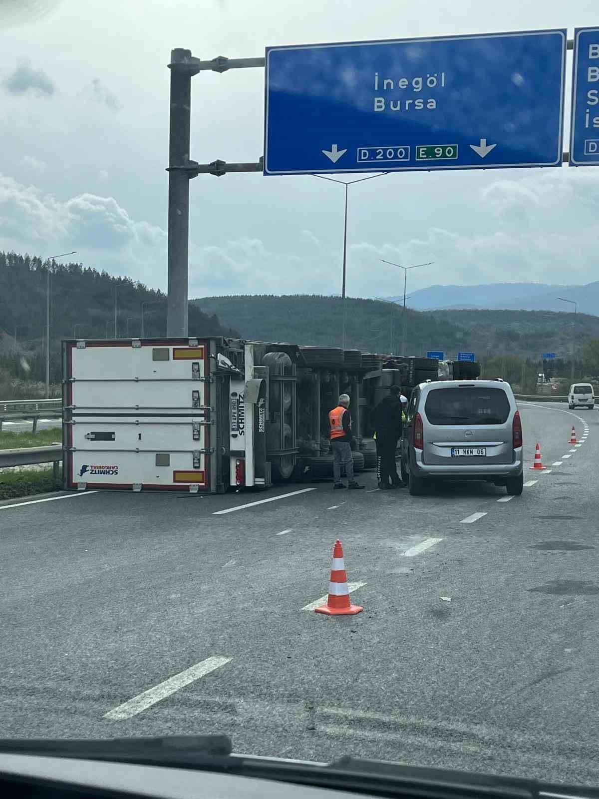 Bilecik’te kontrolden çıkan tır devrildi
