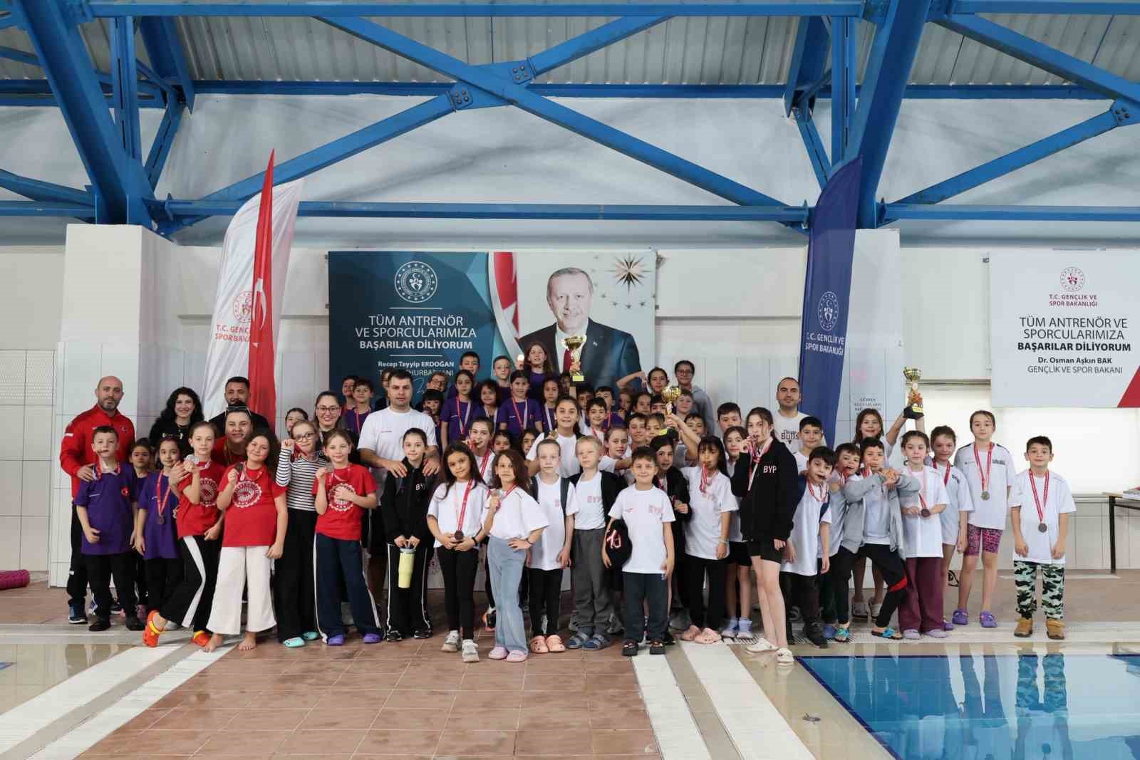 Bilecik’te küçük yüzücülerden madalya mücadelesi
