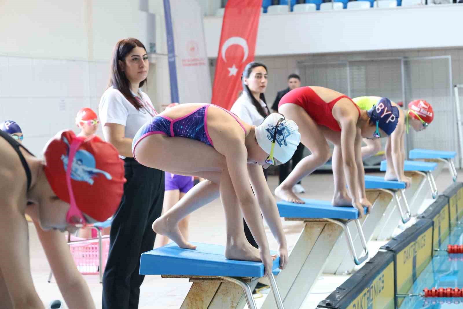 Bilecik’te küçük yüzücülerden madalya mücadelesi

