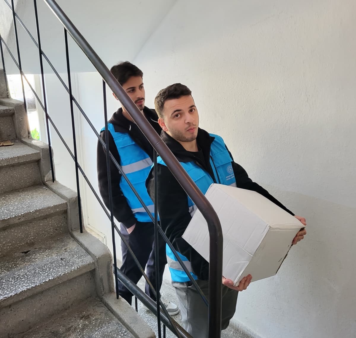 Bilecik’te KYK öğrencileri camiyi temizledi, ihtiyaç sahiplerine kumanya ulaştırdı
