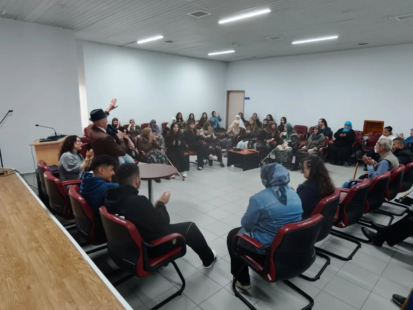 Bilecik’te öğrencilerden huzurevi buluşması
