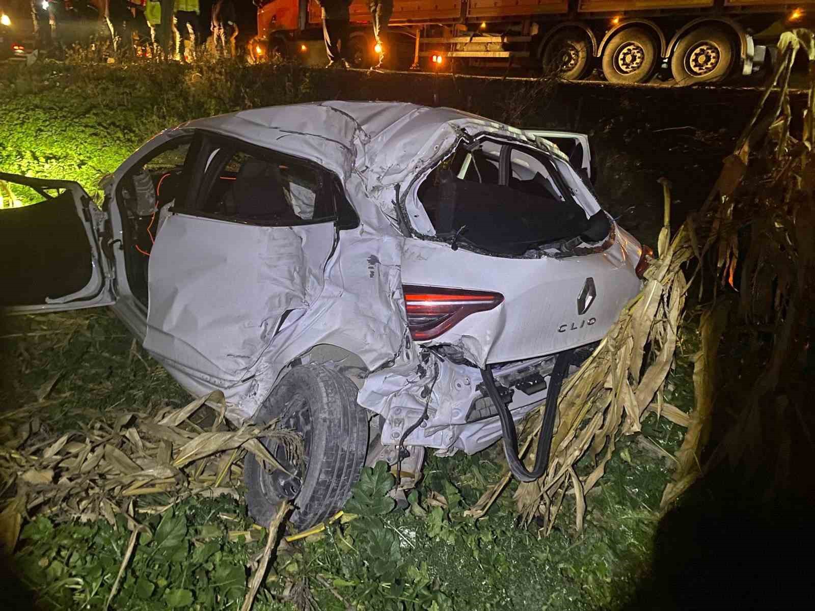 Bilecik’te otomobil tırlara çarptı: 2 yaralı
