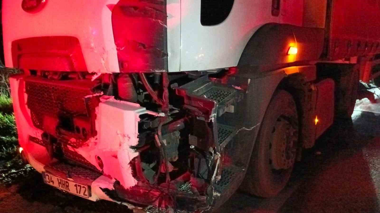 Bilecik’te otomobil tırlara çarptı: 2 yaralı
