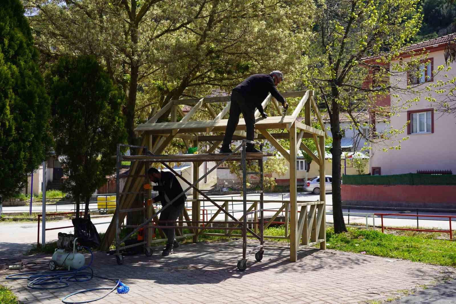 Bilecik’te park ve oyun alanlarına yeni kameriyeler yerleştirildi
