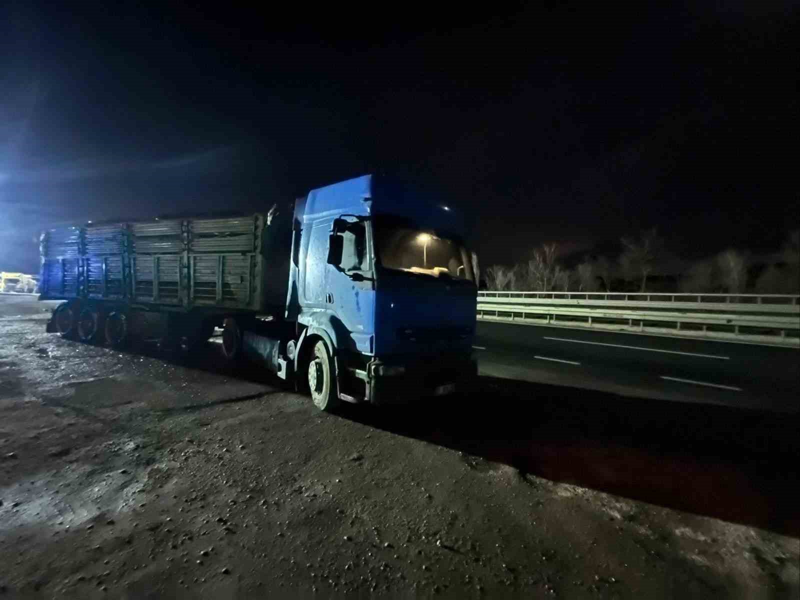 Bilecik’te seyir halinde talaş yüklü tır dorsesi alev aldı
