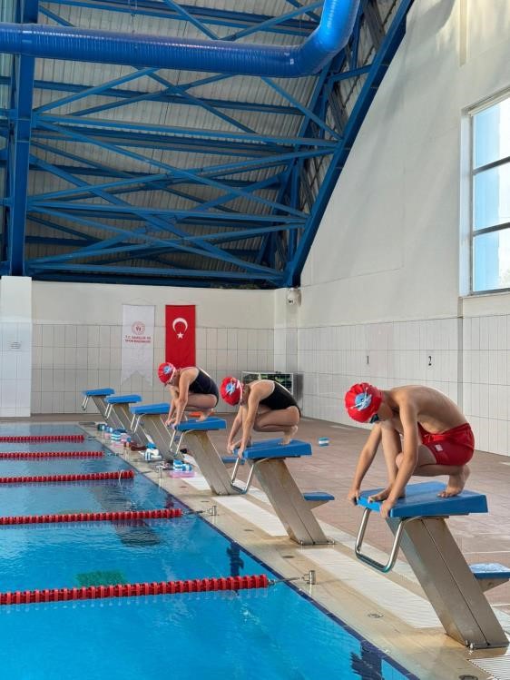 Bilecik’te spor okullarında yüzme antrenmanları aralıksız sürüyor
