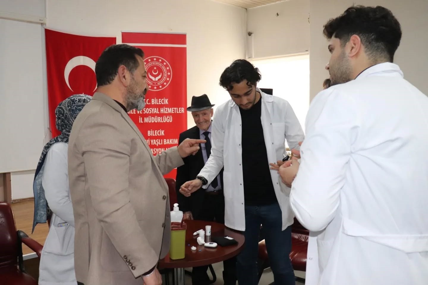 Bilecik’te tıp fakültesi öğrencilerinden huzurevine sağlık desteği
