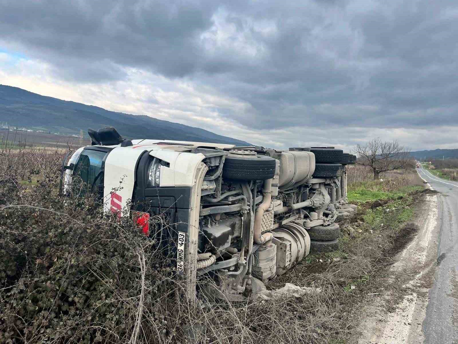 Bilecik’te tır şarampole devrildi
