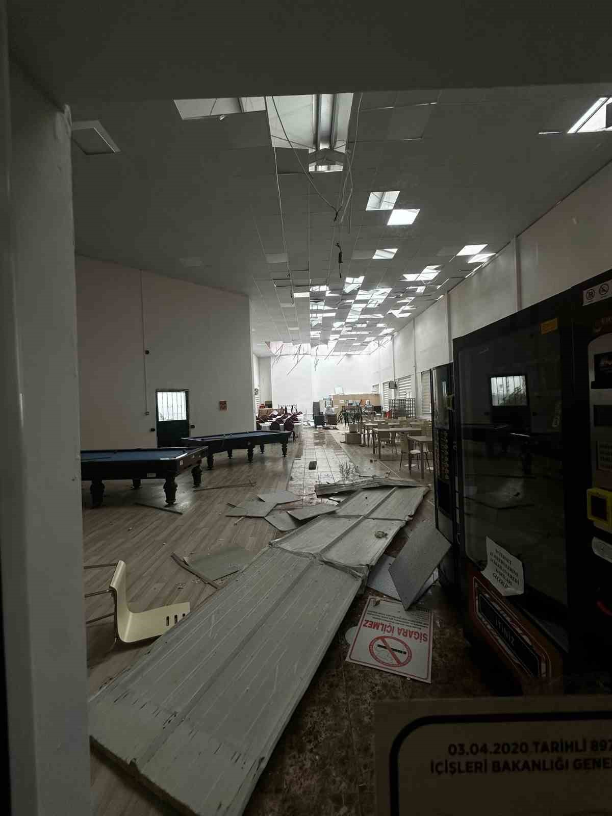 Bilecik’te yaşanan fırtınada çatılar uçtu, ağaçlar devrildi
