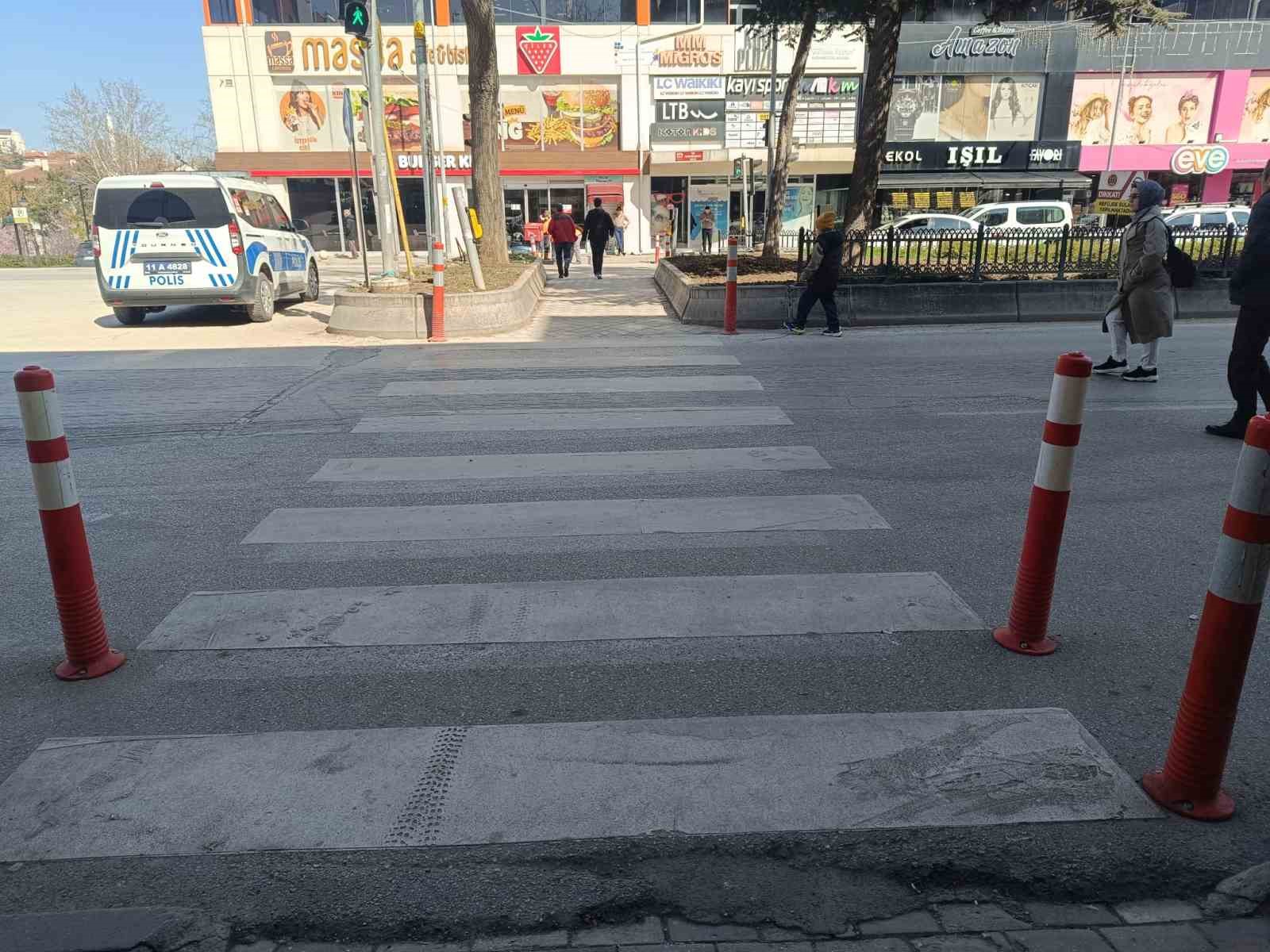 Bilecik’te yaya geçitlerinde duba düzenlemesi
