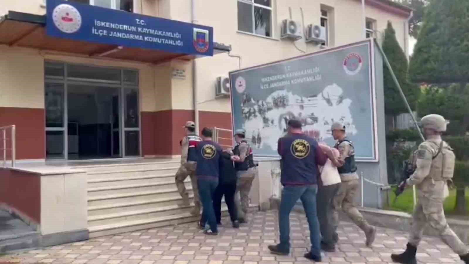 Bilezikler için anneyi ve oğlunu öldüren katil morga gidip, olayı gerçekleştirenleri gördüğünü söylemiş
