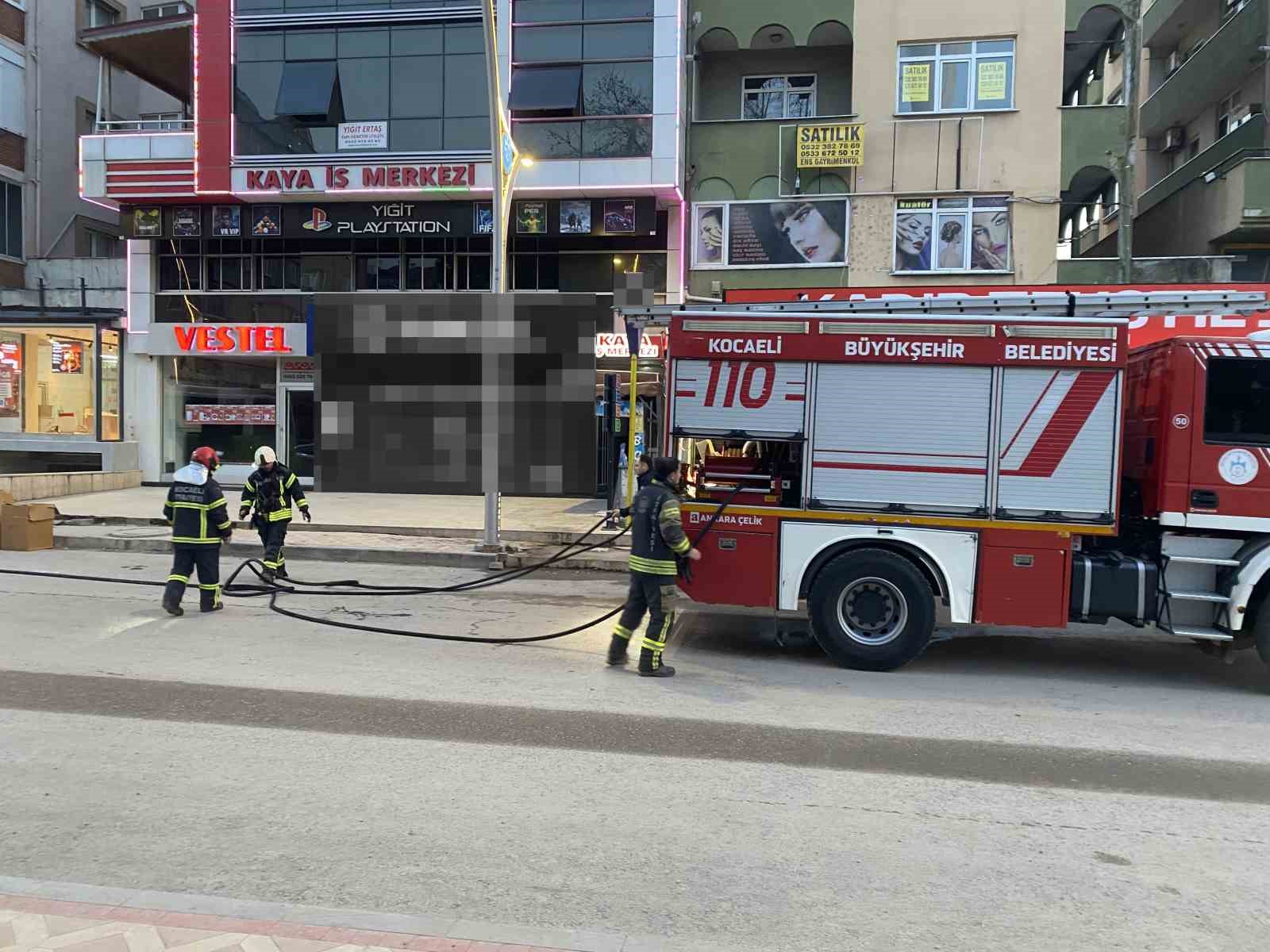 Bilgisayar patladı, ofiste yangın çıktı
