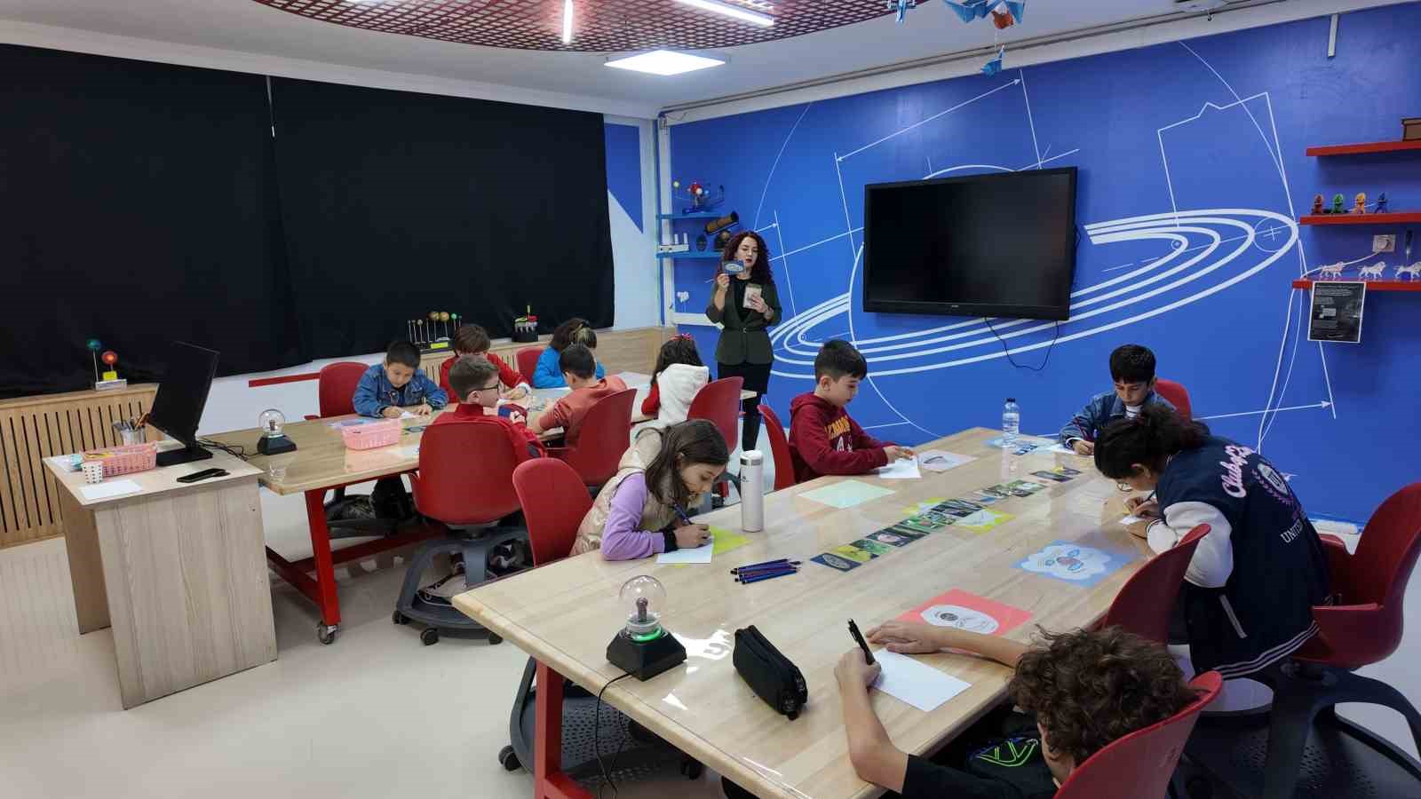 Bilim Demirci bölgenin eğitim üssü oldu
Bilim Demirci bölgenin eğitim üssü oldu